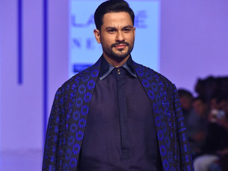 Showstopper_Kunal_Kemmu_walking_for_Kunal_Anil_Tanna_on_Day_5_of_Lakme_Fashion_Week_SS_20